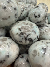 Load image into Gallery viewer, Tumbled - Kiwi Stone SM/MED