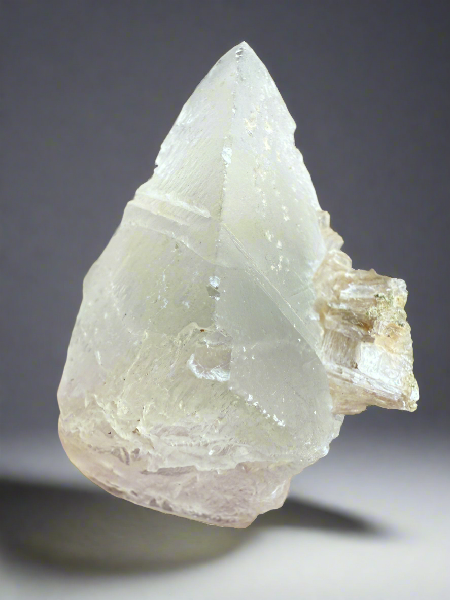 Scalenohedral Calcite + Pearl Heulandite • Maharashtra, India