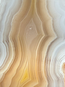 High-Grade Parallax Banded Laguna Agate – Soft Yellow & White Banding from Mexico