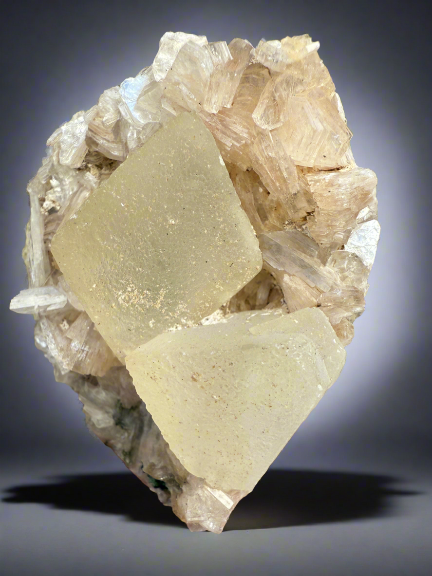 Scalenohedral Calcite + Pearl Heulandite • Maharashtra, India