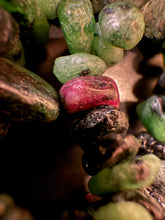 Load image into Gallery viewer, BRACELET Ruby in Zoisite - Chip
